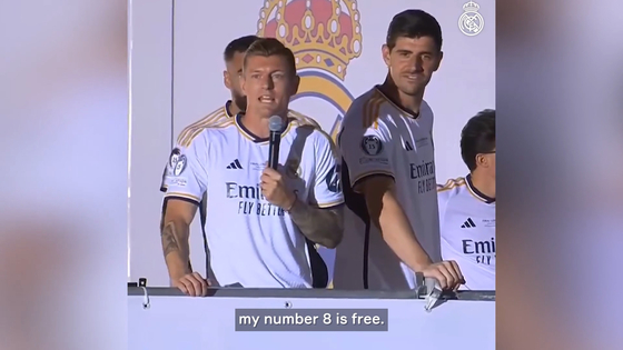 Toni Kroos, left, speaks during a parade for winning the Champions League title with Real Madrid. [ONE FOOTBALL]