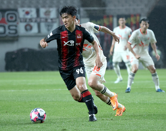 At FC Seoul on a temporary contract, Hwang In-beom plays during a game against Jeju United in the round of 16 of the 2022 FA Cup at Seoul World Cup Stadium in western Seoul on May 25, 2022. [YONHAP]