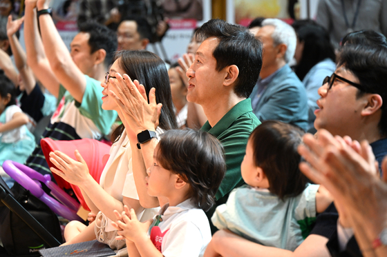Seoul Mayor Oh Se-hoon, center, watches a performance at a festival celebrating multi-child families held at City Hall in downtown Seoul on May 25. [SEOUL METROPOLITAN GOVERNMENT]
