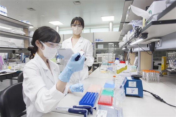 SK bioscience researchers conduct tests at L House, the company’s vaccine manufacturing facility in Andong, North Gyeongsang. [SK BIOSCIENCE] 