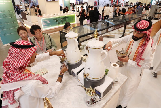 Visitors look around a coffee booth set at the World of Coffee trade show held at Bexco on May 1, which welcomed around 250 companies from 70 countries. [NEWS1] 