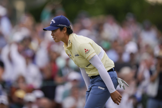 Yuka Saso of Japan bows to the crowd on the 18th green during the final round of the U.S. Women's Open at Lancaster Country Club on Sunday in Lancaster, Pennsylvania. [AP/YONHAP] 