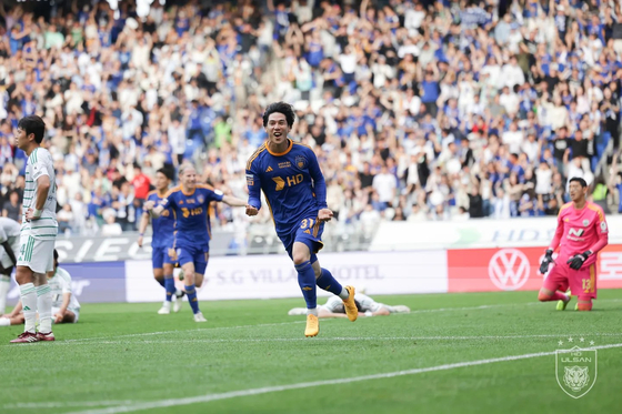 Ulsan HD's Ataru Esaka, center, celebrates scoring during a K League 1 match against Jeonbuk Hyundai Motors at Ulsan Munsu Football Stadium in Ulsan in a photo shared on Ulsan HD's official Facebook account on Sunday. [SCREEN CAPTURE]