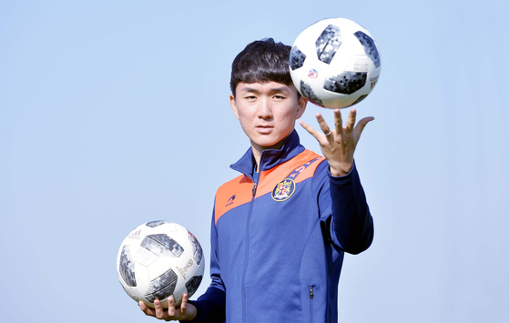 Daejeon Hana Citizen's Hwang In-beom poses after an interview with the JoongAng Ilbo at the Deokam Football Center in Daejeon on Nov. 26, 2018. [JOONGANG ILBO]