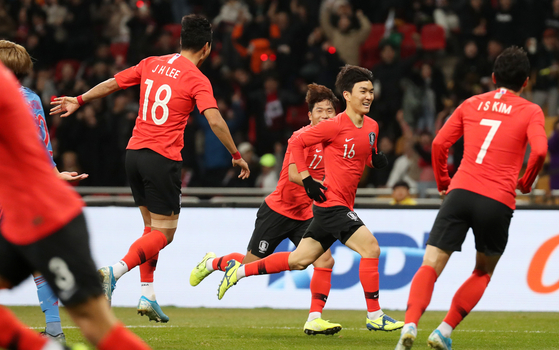 Hwang In-beom, second from right, scores the first goal in the third game of the 2019 East Asian Football Confederation Football Championship at Asiad Main Stadium in Busan on Dec. 18, 2019. [NEWS1]