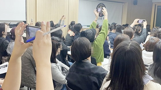 Parents of elementary and middle school students attend an information session hosted by a cram school running a preparatory course for medical school admissions in Daechi-dong, southern Seoul. [JOONGANG ILBO]