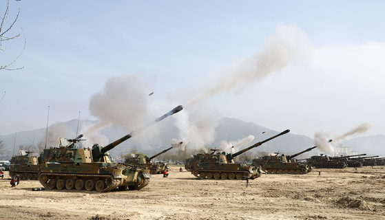 K-9 howitzers from the South Korean Army's Capital Artillery Brigade conduct a live-fire exercise in Cheorwon County, Gangwon, on April 17. [JOINT PRESS CORPS]