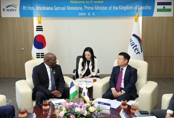 Korea Water Resources Corporation (K-Water) President Yun Seogdae, right, discusses ways to collaborate on water management with Lesotho Prime Minister Ntsokoane Samuel Matekane, left, at K-Water’s Han River branch in Gwacheon, Gyeonggi, on Monday. [KOREA WATER RESOURCES CORPORATION] 