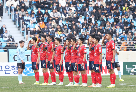 Gimcheon Sangmu salute during a K League 1 match against Daegu FC at DGB Daegu Bank Park in Daegu on March 3. [YONHAP]