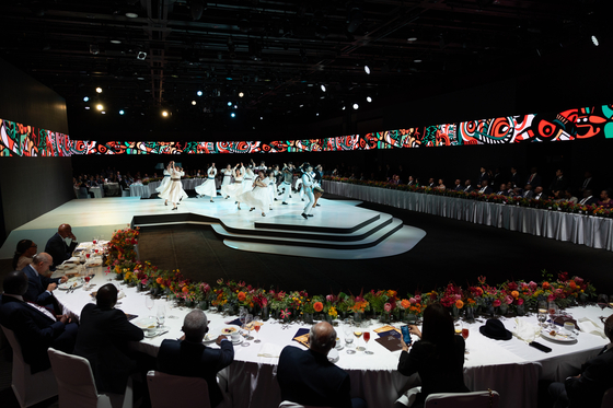 President Yoon Suk Yeol, first lady Kim Keon Hee and leaders of African countries watch a cultural performance during the welcome banquet for the Korea-Africa summit at the Shilla Hotel in Jung District, central Seoul, on Monday. [PRESIDENTIAL OFFICE]