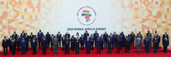 President Yoon Suk Yeol and African leaders take a commemorative photo at the inaugural Korea-Africa Summit at Kintex in Goyang, Gyeonggi, on Tuesday. The summit was attended by delegations from 48 countries and included 25 African leaders. [PRESIDENTIAL OFFICE]