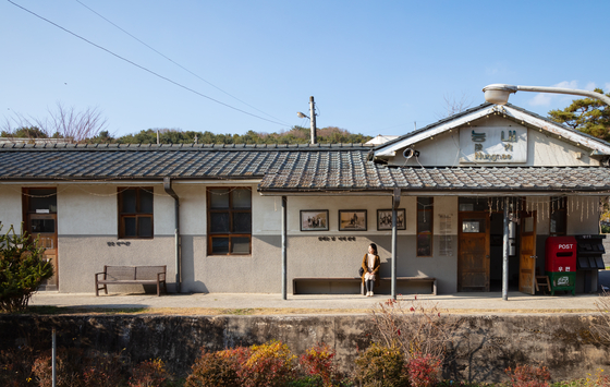 Neungnae Station in Namyangju, Gyeonggi, is a closed station that is now a retro-style tourist spot with an old railroad and a train. [JOONGANG ILBO] 