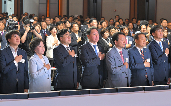  A group of 100 lawmakers and 350 business figures, including People Power Party floor leader Choo Kyung-ho, SK Group chairman and head of the Korea Chamber of Commerce and Industry Chey Tae-won, center, Democratic Party floor leader Park Chan-dae, third left, and Rebuilding Korea Party leader Cho Kuk, far right, attend a welcoming reception for the 22nd National Assembly hosted by the Korea Chamber of Commerce and Industry in Yeouido, western Seoul, on Monday. [JOINT PRESS CORPS]