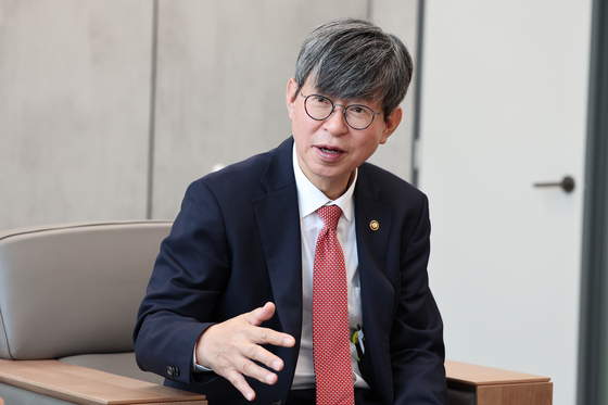 Lee Key-cheol, commissioner of the Overseas Korean Agency (OKA), speaks at the OKA headquarters in Songdo in this photo provided by the agency. [OVERSEAS KOREAN AGENCY]