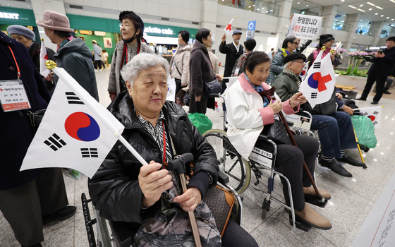 Sakhalin-Russian compatriots arrive at the Incheon International Airport on March 17. [YONHAP]
