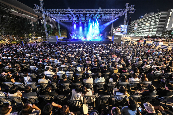 A scene from ″Carmen,″ a free outdoor opera held by the Seoul Metropolitan Opera at Gwanghwamun Square in central Seoul in 2023 [SEOUL METROPOLITAN OPERA]