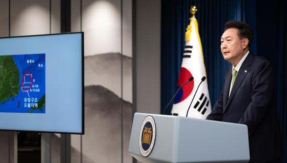 President Yoon Suk Yeol reveals that a large oil and gas reserve is believed to be buried off the coast of Pohang in the East Sea in a press briefing at the Yongsan presidential office in central Seoul Monday. [JOINT PRESS CORPS]