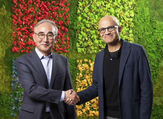KT CEO Kim Young-shub, left, and Microsoft CEO Satya Nadella pose after a signing ceremony at Microsoft’s headquarters in the U.S. state of Washington. [KT]
