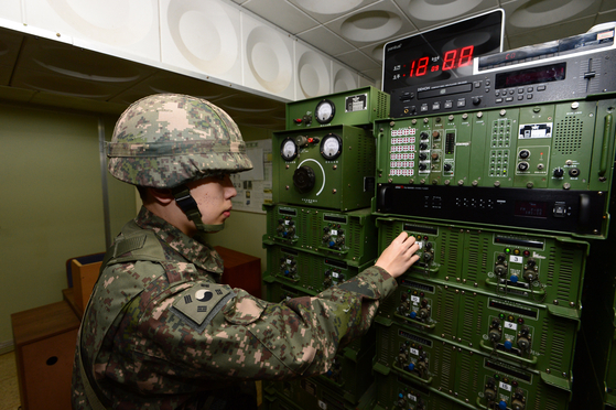 A South Korean soldier operates a broadcasting machine to air vocal messages through loudspeakers installed along the inter-Korean border in northern Gyeonggi in Jan. 2016. [JOINT PRESS CORPS]