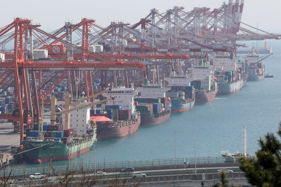 Container ships are docked at a port in the southeastern city of Busan on April 1. [NEWS1]