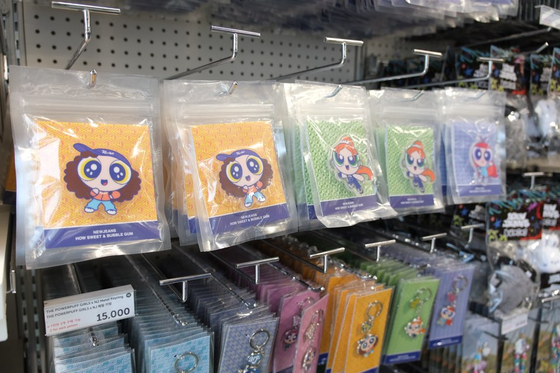 There are also keyrings designed in collaboration with The Powerpuff Girls. [CHO YONG-JUN]