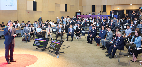 Lee Key-cheol, commissioner of the Overseas Koreans Agency, far left, speaks during a "Dialogue with Overseas Koreans" event at the agency's headquarters in Songdo, Incehon, on Wednesday. [YONHAP]