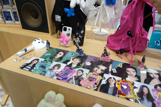 NewJeans merchandise sold at the NewJeans pop-up store. [CHO YONG-JUN] 