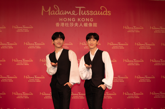 Actor Yim Si-wan, left, poses with his wax figure that will later be exhibited at Madame Tussauds Hong Kong, during a press event at ENA Suite Hotel in central Seoul on Wednesday. [MADAME TUSSAUDS HONG KONG]