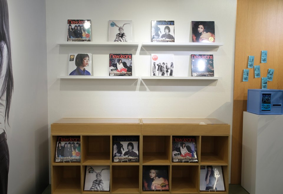 Vinyl-inspired NewJeans albums are available at the pop-up store. [CHO YONG-JUN]