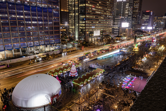 The Seoul Lantern Festival and Gwanghwamun Square Market in central Seoul kicked off on Friday and continues until Jan. 21 next year. [SEOUL TOURISM ORGANIZATION]