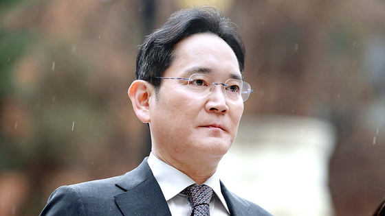 Samsung Electronics Executive Chairman Lee Jae-yong arrives at a court in Seoul in February. The Samsung chairman was acquitted of charges of stock manipulation and auditing violations related to the 2015 merger of Samsung C&T and Cheil Industries, which was allegedly conducted to transfer control of the conglomerate to the third-generation heir. [YONHAP]