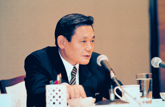 Late Samsung Chairman Lee Kun-hee declares his plan for “new management” at a executive meeting at a Frankfurt hotel in 1993. [SAMSUNG ELECTRONICS]