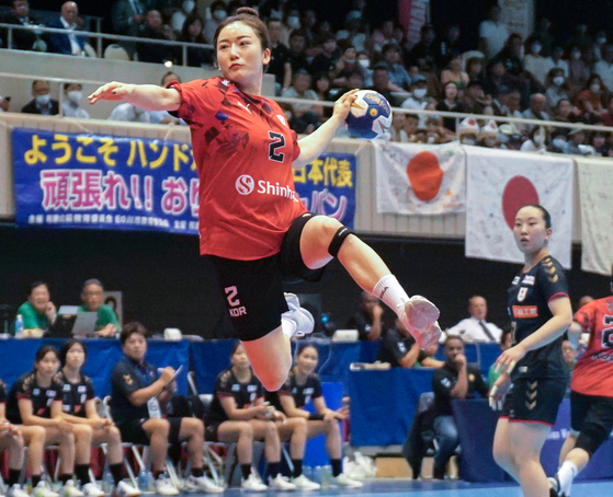 Korea's Kim Sun-hwa shoots in the final match of the Asian qualifiers for the Paris Olympics in Hiroshima, Japan on Aug. 23, 2023. [YONHAP]