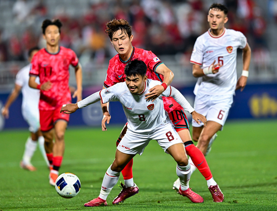 Korea's Kang Seong- jin, behind, vies with Indonesia's Witan Sulaeman during the quarterfinal at the U-23 AFC Asian Cup Qatar in Doha, Qatar on April 25. [XINHUA/YONHAP]