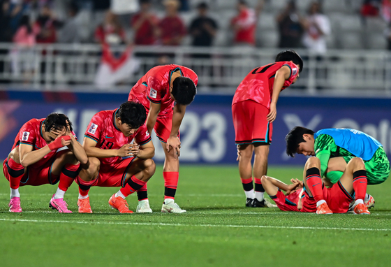 The Korean U-23 national team reacts after losing to Indonesia in a penalty shootout 11-10 during the quarterfinals of the U-23 AFC Asian Cup in Doha, Qatar on April 25. [XINHUA/YONHAP]