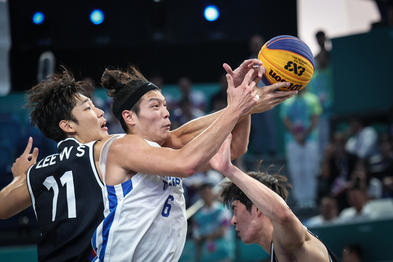 Players compete during the men's 3x3 basketball semifinal between Korea and Chinese Taipei at the 19th Asian Games in Huzhou, China on Oct. 1, 2023. [XINHUA/YONHAP]
