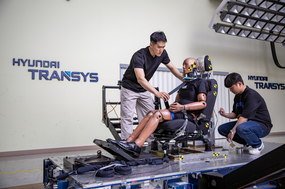 A crash test dummy is being used in a simulation of a car crash at 80 kilometers per hour (50 miles per hour) at Hyundai Transys Seat R&D Center in Dongtan, Gyeonggi. [HYUNDAI TRANSYS]