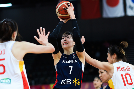 Korea's Park Ji-su, center, shoots during a FIBA Women's Asia Cup Group A match against China in Sydney, Australia on June 28, 2023. [EPA/YONHAP]