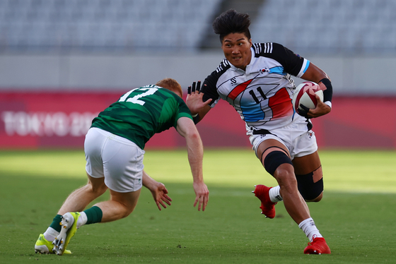 Korea's Choi Seong-deok, right, is in action with Gavin Mullin of Ireland during a classification match at the Tokyo Olympics on July 27, 2021 in Tokyo, Japan. [REUTERS/YONHAP]