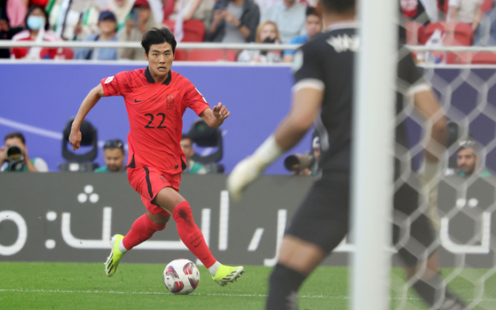 Korea's Seol Young-woo breaks through in a Group E match against Jordan at the 2023 AFC Asian Cup at Altumama Stadium in Doha, Qatar on Jan. 20. [NEWS1]