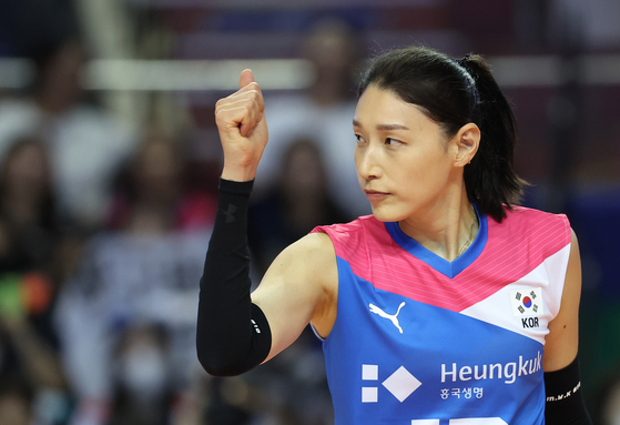 Kim Yeon-koung signals to teammates during the first of two exhibition games held to mark her retirement from the Korean national team at Jamsil Arena in southern Seoul on Saturday.  [YONHAP]