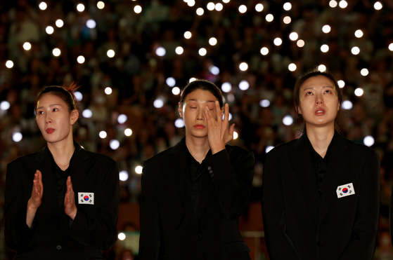 Kim Yeon-koung, center, wipes away a tear during the retirement ceremony on Saturday.  [NEWS1]