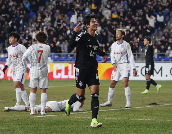 Ulsan HD's Seol Young-woo, center, cheers after scoring his team's third goal in the first leg of the 2023-2024 AFC Champions League round of 16 match against Japan's Banpo Re Gofu at Munsu Football Stadium in Ulsan on Feb. 15. [YONHAP]