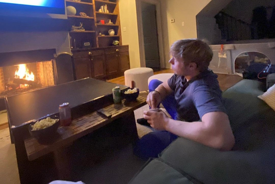 A photo of U.S. YouTuber Oliver sitting on the floor while watching TV, taken by his wife, known as Manim, uploaded on Manimtoon Instagram [SCREEN CAPTURE]