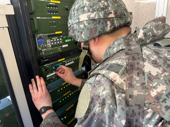 A military soldier inspects a loudspeaker-controlling machine last week in a photo released by the South Korean Joint Chiefs of Staff on Sunday. [JOINT CHIEFS OF STAFF] 