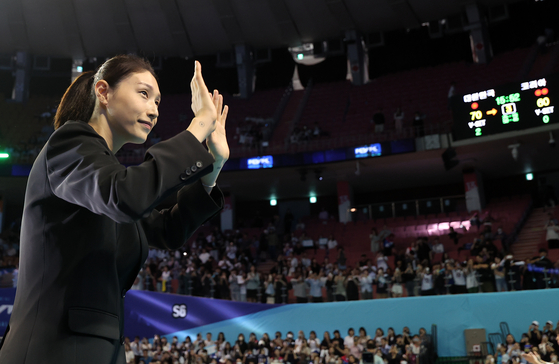 Kim Yeon-koung waves to fans during her national team retirement ceremony at Jamsil Arena in southern Seoul on Saturday.  [YONHAP]