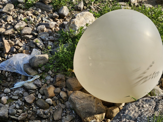 A balloon, suspected to be sent from North Korea, in Gangwon on Monday morning. [YONHAP] 