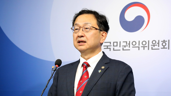 Chung Seung-yun, vice chairperson of the Anti-Corruption and Civil Rights Commission, speaks during a briefing at the Government Complex in Sejong on Monday. [NEWS1]