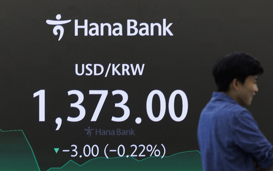 A screen in Hana Bank's trading room in central Seoul shows stock markets closing on Friday. [YONHAP]