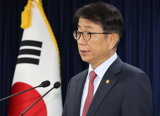 Minister of Land, Infrastructure and Transport Park Sang-woo at a news briefing in May [YONHAP]